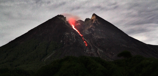 Endonezya'da Merapi Yanardağı patladı: 11 dağcı öldü, 12 dağcı kayıp