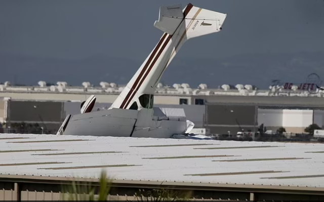 Uçak burun üstü hangarın çatısına çakıldı! Pilot mucizevi şekilde kurtuldu