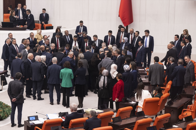 Mecliste fenalaşan SP Genel Başkan Yardımcısı Hasan Bitmez'e ilk müdahaleyi Turhan Çömez yaptı