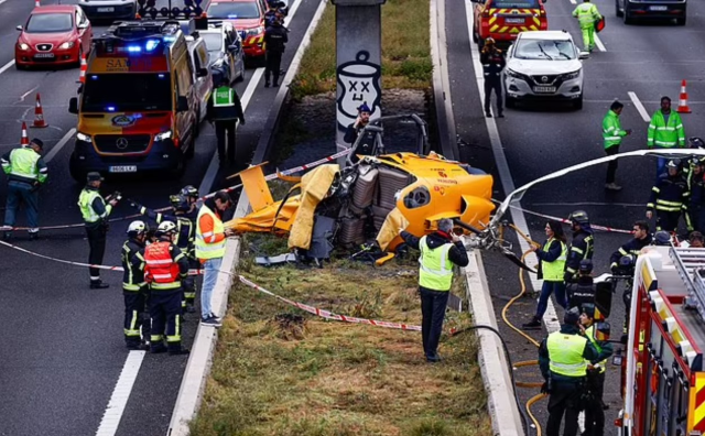 İspanya'da helikopter, seyir halindeki otomobilin üzerine düştü