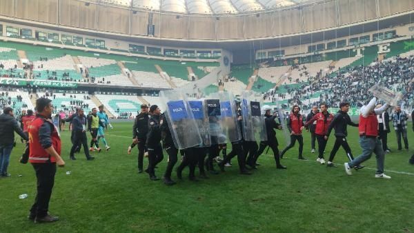 Sahada terör estiren Bursasporlu futbolculara başkanları da sahip çıkmadı