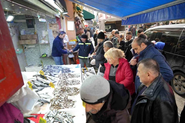 Hamsinin 50 lira olduğunu duyan alabilmek için birbiriyle yarıştı