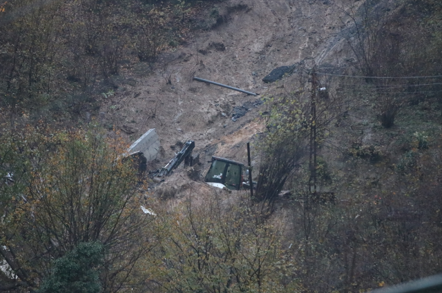 Zonguldak'taki heyelanda göçük altında kalan anne ve oğlu arama çalışmaları yeniden başladı