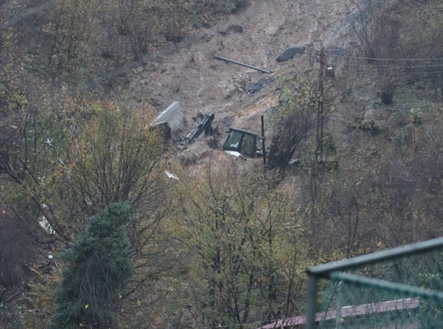 Zonguldak'taki heyelanda göçük altında kalan anne ve oğlu arama çalışmaları yeniden başladı