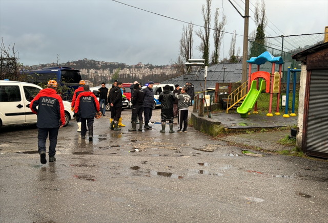 Zonguldak'taki heyelanda göçük altında kalan anne ve oğlu arama çalışmaları yeniden başladı