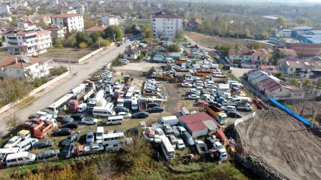 Elazığ'daki araç mezarlığında 500 milyon liralık servet çürüyor