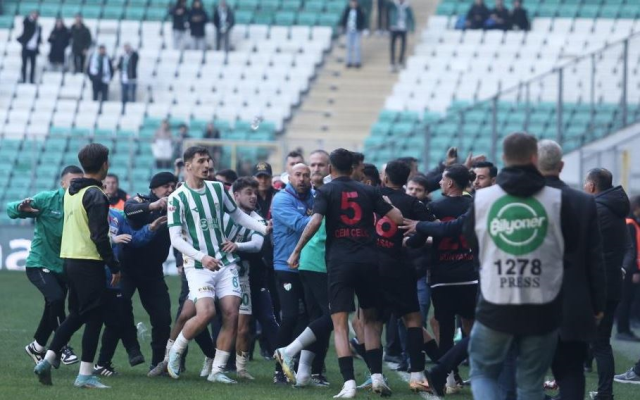 Bursaspor-Diyarbekirspor maçını karıştıran hareket! Tekmeler ve kartlar havada uçuştu