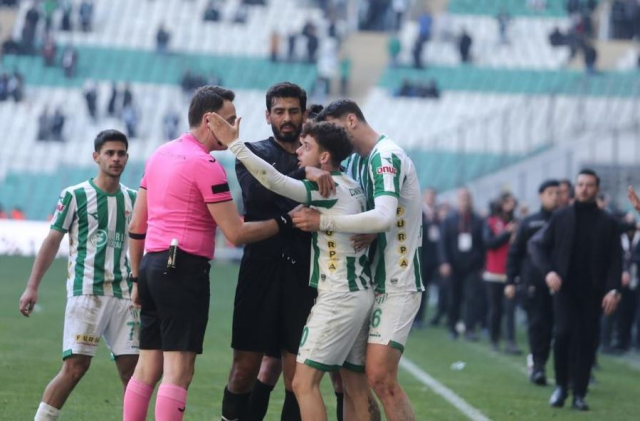 Bursaspor-Diyarbekirspor maçını karıştıran hareket! Tekmeler ve kartlar havada uçuştu