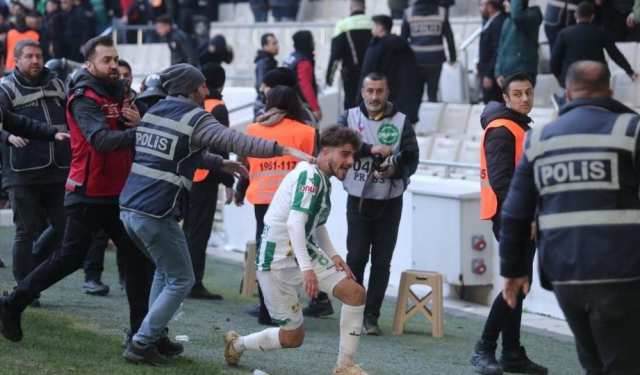 Bursaspor-Diyarbekirspor maçını karıştıran hareket! Tekmeler ve kartlar havada uçuştu