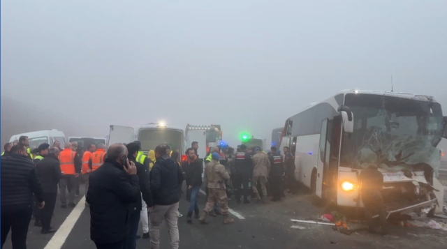 Kuzey Marmara otoyolunda 11 kişinin öldüğü zincirleme kazadan ilk görüntüler