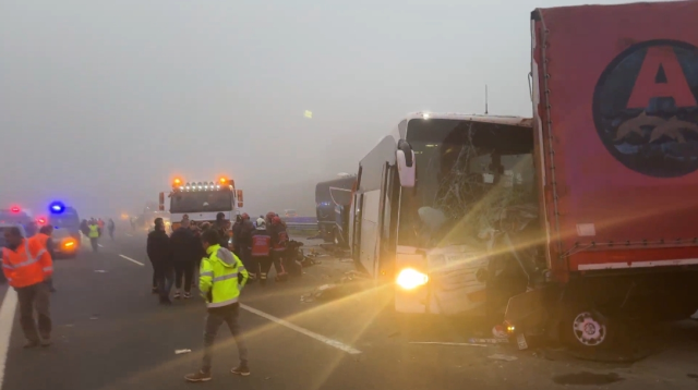 Kuzey Marmara otoyolunda 11 kişinin öldüğü zincirleme kazadan ilk görüntüler