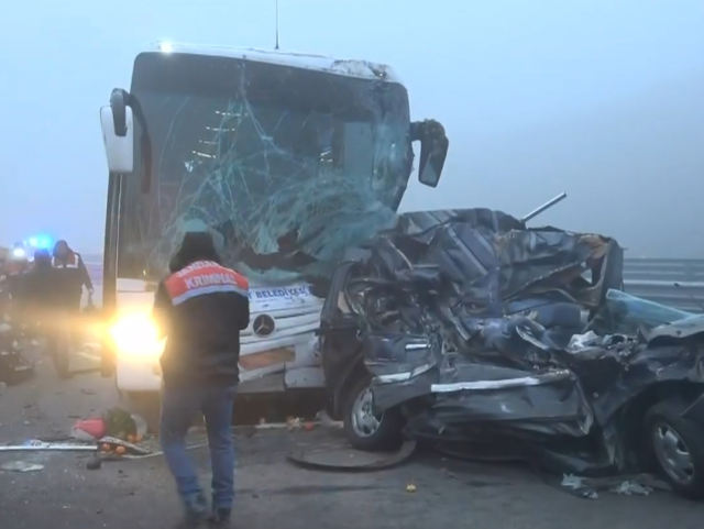 Kuzey Marmara otoyolunda 11 kişinin öldüğü zincirleme kazadan ilk görüntüler