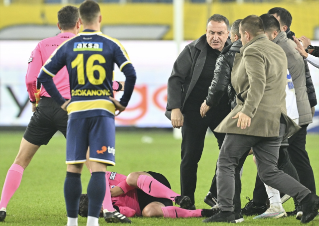 Hakem Halil Umut Meler'e tekme tokat saldıran Ankaragücü Başkanı Faruk Koca dahil 3 kişi tutuklandı