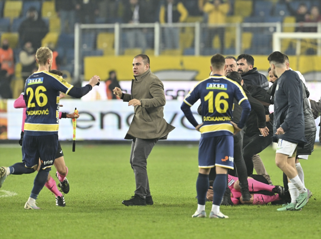 Hakem Halil Umut Meler'e tekme tokat saldıran Ankaragücü Başkanı Faruk Koca dahil 3 kişi tutuklandı