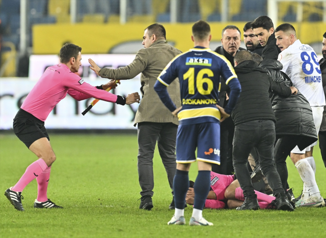 Hakem Halil Umut Meler'e tekme tokat saldıran Ankaragücü Başkanı Faruk Koca dahil 3 kişi tutuklandı