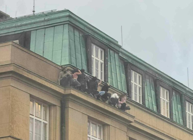 Çekya'daki kanlı üniversite saldırısından yeni görüntüler! Balkona çıkıp çevredekilere ateş açmış