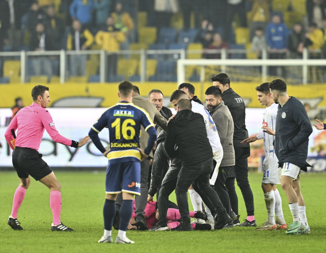 Emre Belözoğlu'nun, Halil Umut Meler'e parmak salladığı görüntüler ortaya çıktı