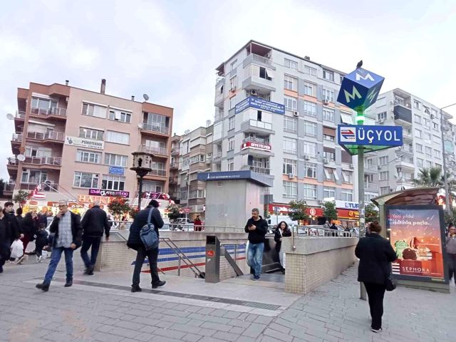 İzmir Üçyol Metro İstasyonu'nda yürüyen merdivenin ters yönde hareket etmesi sonucu 5 kişi yaralandı