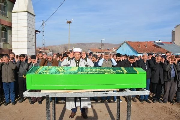 İki ailenin kavgasında ölen genç, güvenlik önlemleri altında toprağa verildi