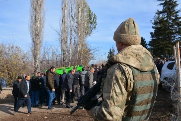 İki ailenin kavgasında ölen genç, güvenlik önlemleri altında toprağa verildi