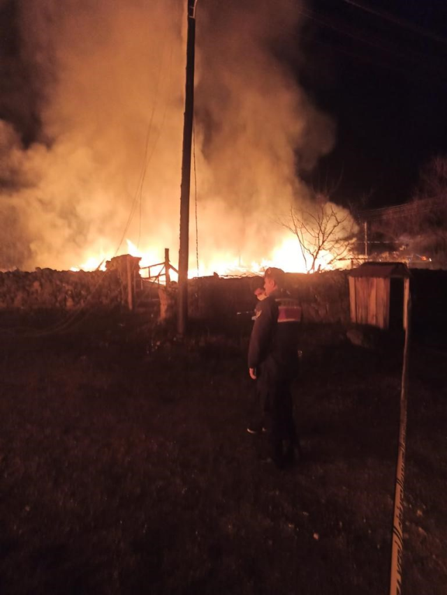 Gece yarısı yangın faciası: 5 ev küle döndü, 2 kişi hayatını kaybetti