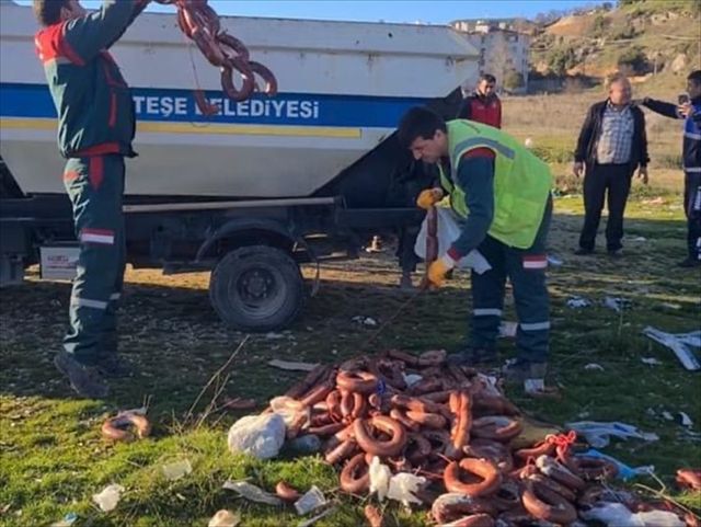 Muğla'da yol kenarına atılan bozulmuş sucuklar imha edildi