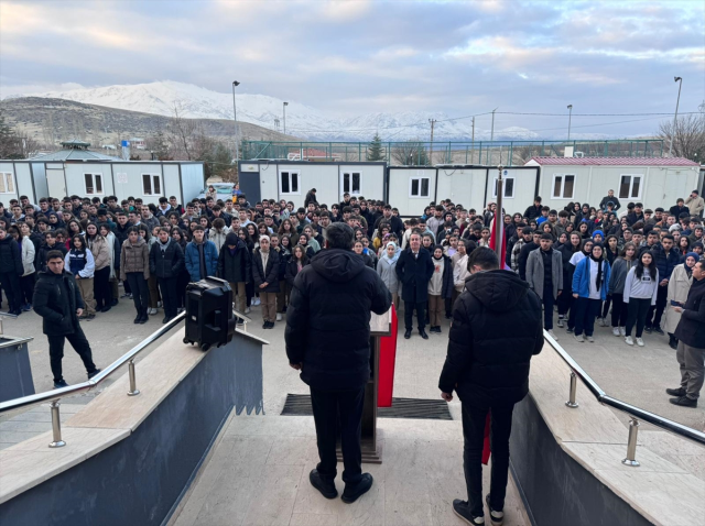 81 ilden görüntü yağdı! Türkiye'de tüm okullarda şehitlerimiz için 1 dakikalık saygı duruşu