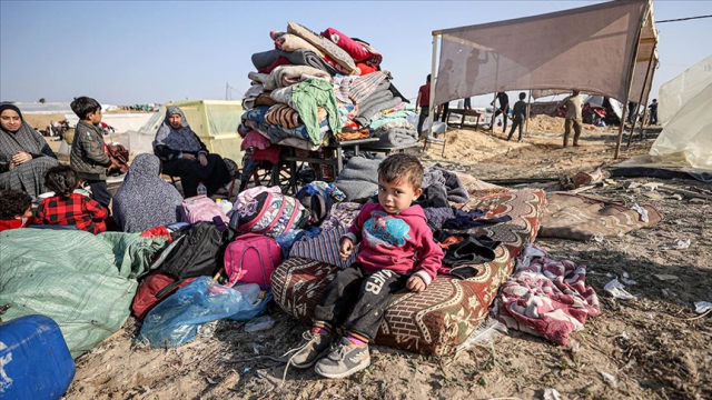 Gazze'deki gelişmeleri aktaran Filistinli muhabir açlık ve susuzluktan canlı yayında bayıldı