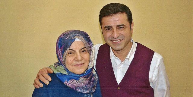 Selahattin Demirtaş annesinin rahatsızlığı nedeniyle Diyarbakır'a götürüldü