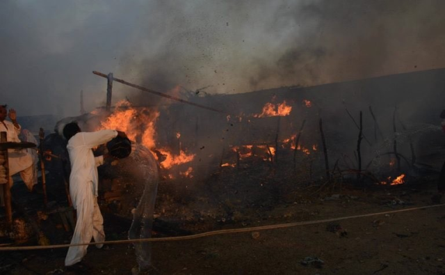 Pakistan'ın Karaçi kentinde yangında 100'den fazla ev küle döndü