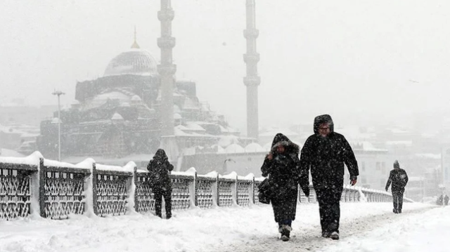 Bere, eldiven dolapta ne varsa çıkarın! İstanbul'da çarşamba günü kar yağışı bekleniyor