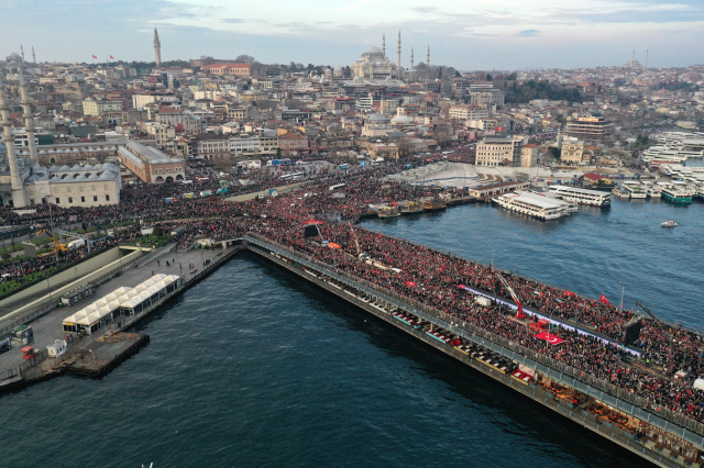 Şehitler için yoklama yapıldı! Galata Köprüsü'nde tüylerin diken diken olduğu an