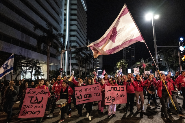 İsrail'in başkenti Tel Aviv'de on binlerce kişi yürüyüş düzenledi: Hemen şimdi erken seçim