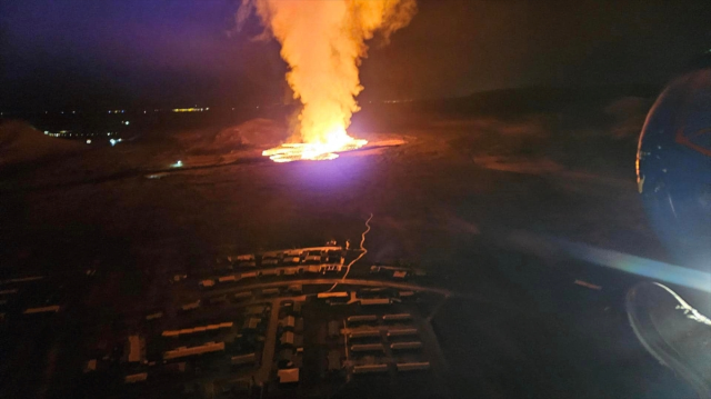 İzlanda'da yanardağ patladı, kasaba tahliye edildi