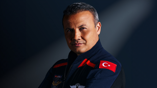 Türk astronot Alper Gezeravcı'nın uzaya çıkar çıkmaz ilk işi kalem çevirmek oldu