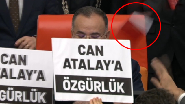 Can Atalay kararına tepki gösteren bazı vekiller kürsüye Anayasa kitapçığı fırlattı