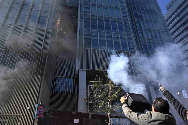 Lübnan'da mevduat hesapları dondurulan ve paralarını çekemeyen insanlar sokağa döküldü