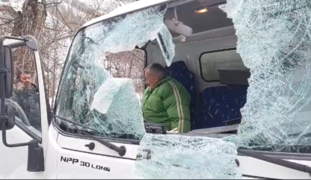 Dağdan kopan kaya parçası kamyonete saplandı! Bacakları ezilen sürücü kurtarılamadı