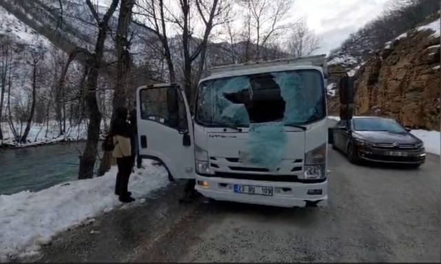 Dağdan kopan kaya parçası kamyonete saplandı! Bacakları ezilen sürücü kurtarılamadı