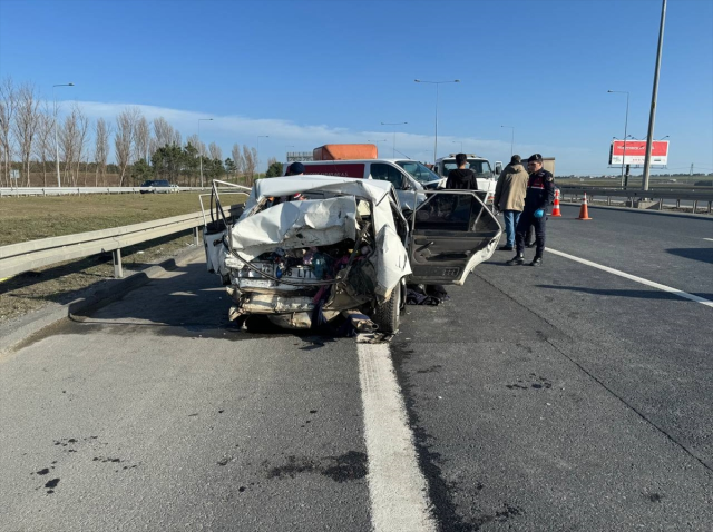 TEM Otoyolu'nda korkunç kaza! Bariyerlere çarpan otomobildeki 3 kişi hayatını kaybetti