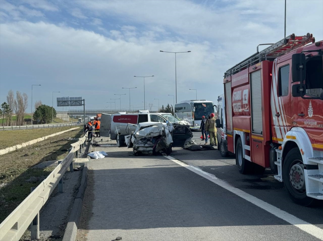 TEM Otoyolu'nda korkunç kaza! Bariyerlere çarpan otomobildeki 3 kişi hayatını kaybetti