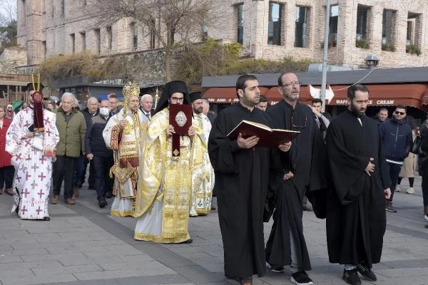 İstanbul'da denizden haç çıkarma töreni! Genç adam 4. kez haça ulaşan ilk kişi oldu