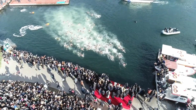 İstanbul'da denizden haç çıkarma töreni! Genç adam 4. kez haça ulaşan ilk kişi oldu