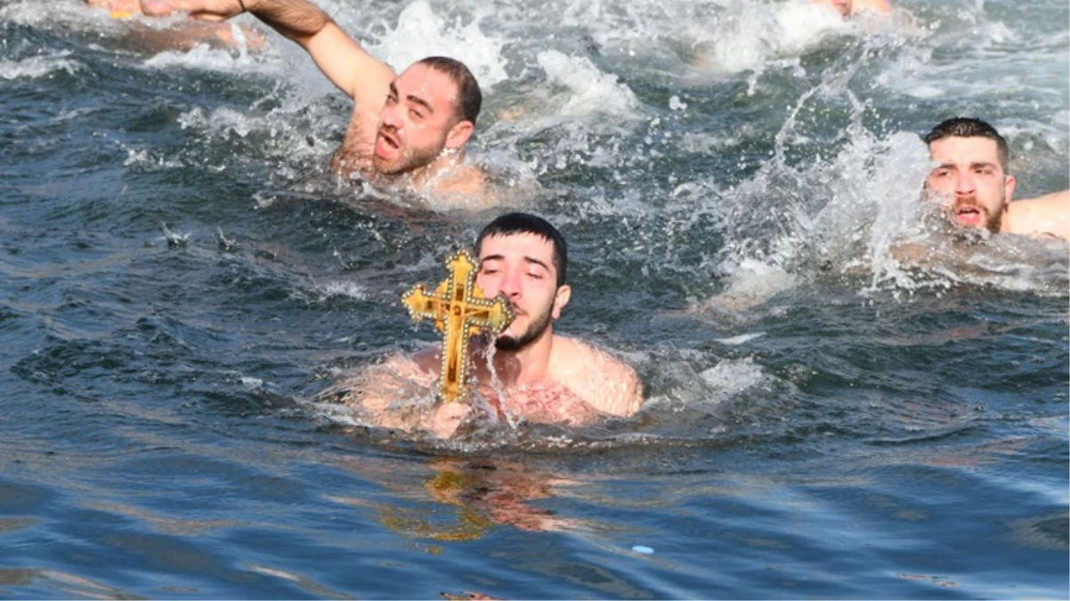 İstanbul'da denizden haç çıkarma töreni! Genç adam 4. kez haça ulaşan ilk kişi oldu