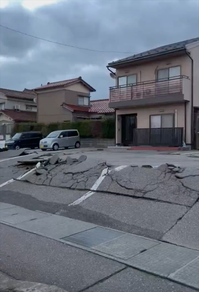 Japonya'da 7,6'lık deprem sonrası parkta toplanan vatandaşların üzerine ağaç düştü