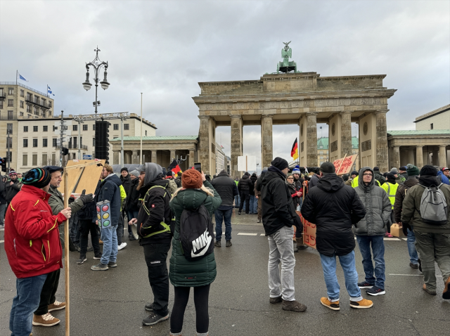 Hükümetin vergi politikası ülkeyi karıştırdı! Almanya'nın başkenti Berlin'de binlerce çiftçi traktörleriyle meydanları kapattı