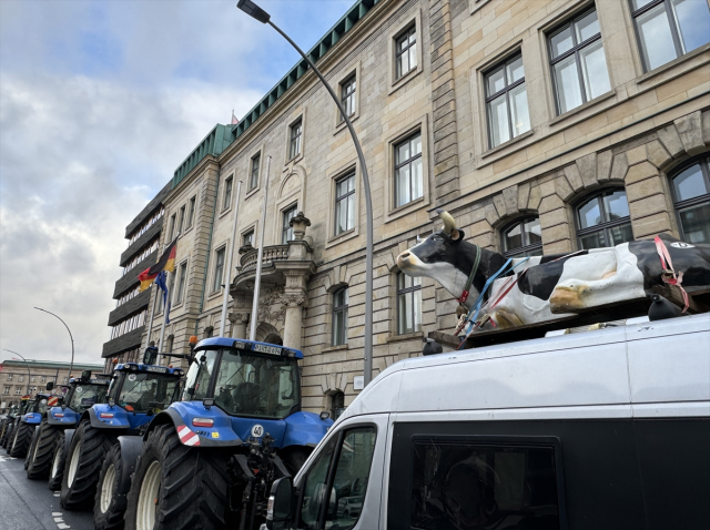 Hükümetin vergi politikası ülkeyi karıştırdı! Almanya'nın başkenti Berlin'de binlerce çiftçi traktörleriyle meydanları kapattı