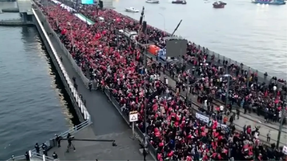 Gazze ve şehitlerimiz için İstanbul'da büyük yürüyüş! Binlerce insan Galata Köprüsü'ne akın etti