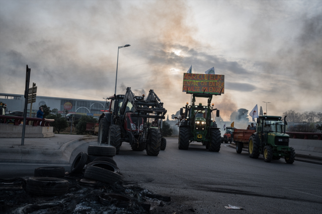 Hükümetle anlaşmazlık yaşayan Fransız çiftçiler, Paris'i 1.000 traktörle kuşatmaya başladı