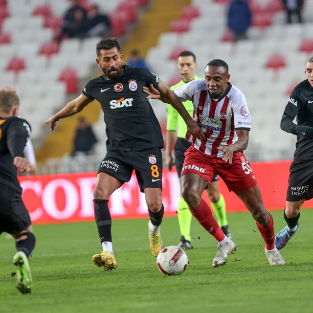 Aslan 1 puana razı oldu! Galatasaray deplasmanda Sivasspor ile 1-1 berabere kaldı